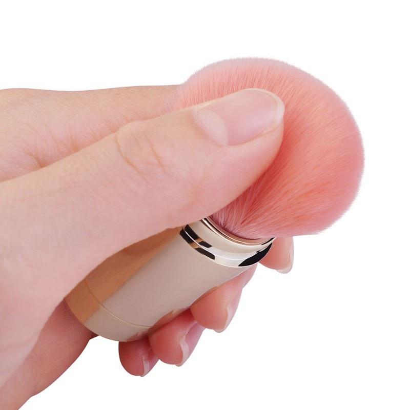 hand holding the make up blush brush
