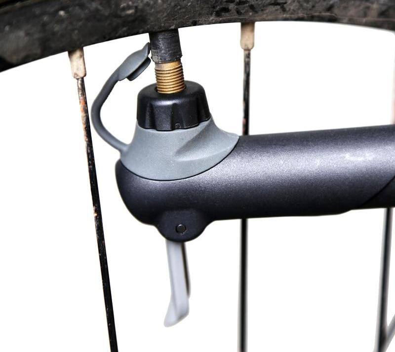 how to use hand held bike pump